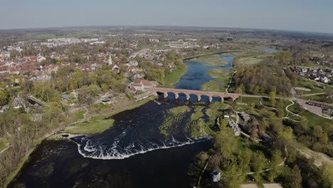 Venta-De-Cascada-Del-Río-En-La-Ciudad-De-Kuldiga.