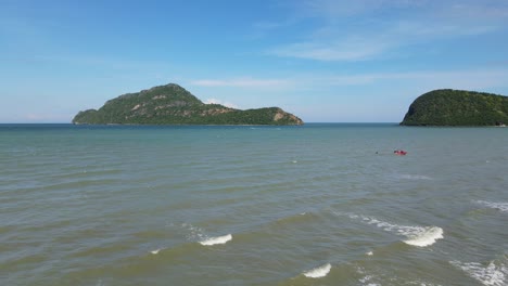 훈련, 움직이는 파도, 아름다운 섬, 구조 훈련, 돌고래 만, 삼로이 요트 국립 공원, 프라추압 키리 칸, 태국의 일부로 물에 사람을 떨어뜨리는 왼쪽에서 움직이는 구조