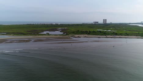 Vuelo-De-Drones-Sobre-La-Playa-Este-En-Galveston-Texas