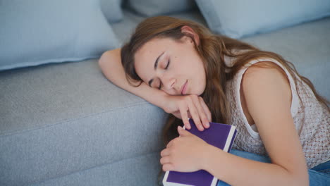 La-Mujer-Se-Queda-Dormida-Leyendo-Un-Libro-Aburrido.