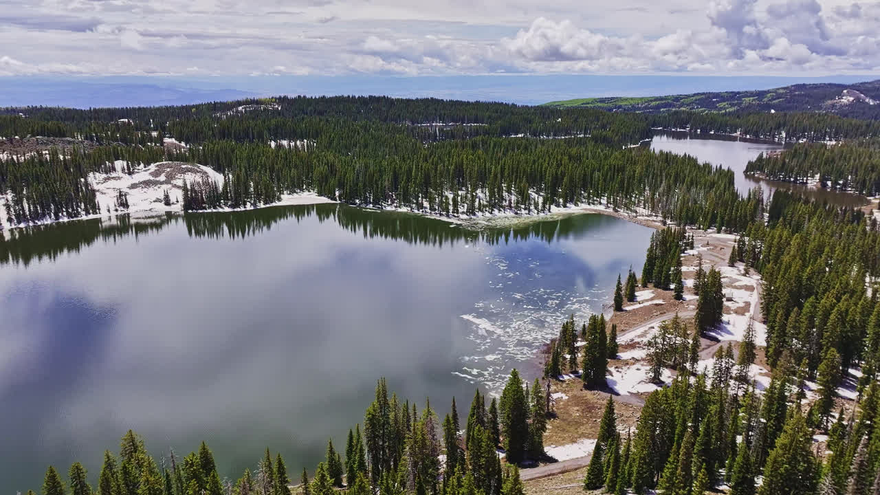 sobrevuelo de un lago de hielo en verano en la cumbre de grand mesa