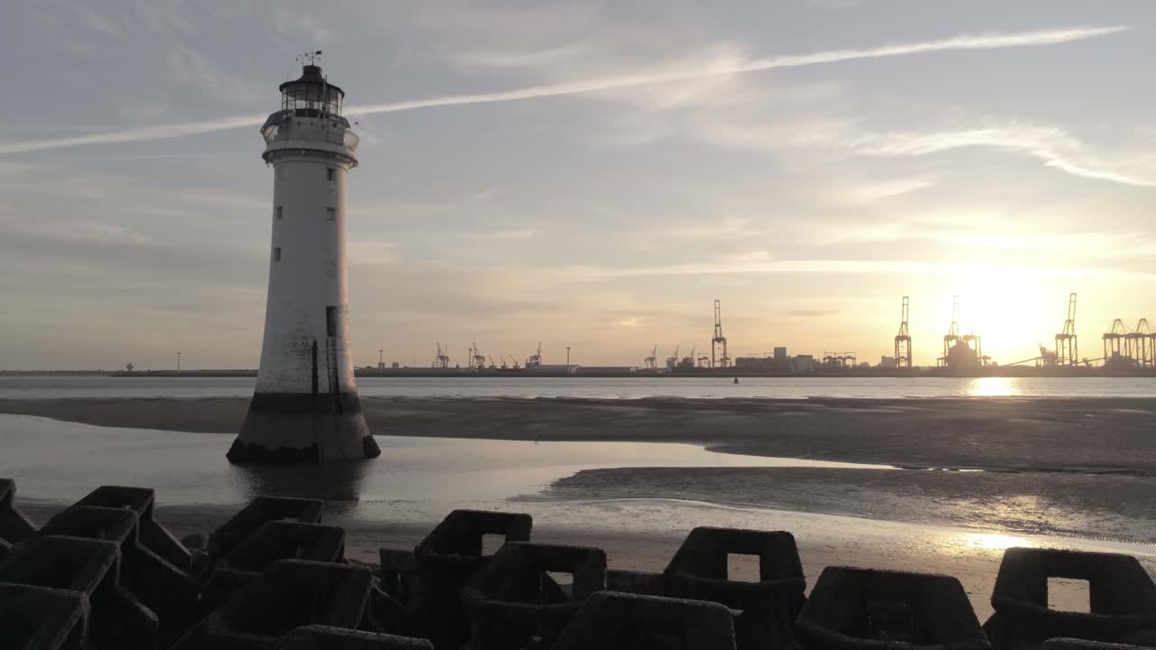vista aérea bajando el espectacular faro británico de la hora dorada al amanecer