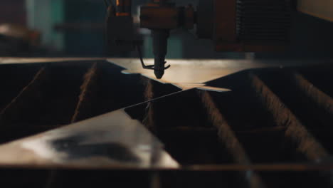 máquina industrial de soldadura por láser para cortar chapa de acero. corte por plasma programado