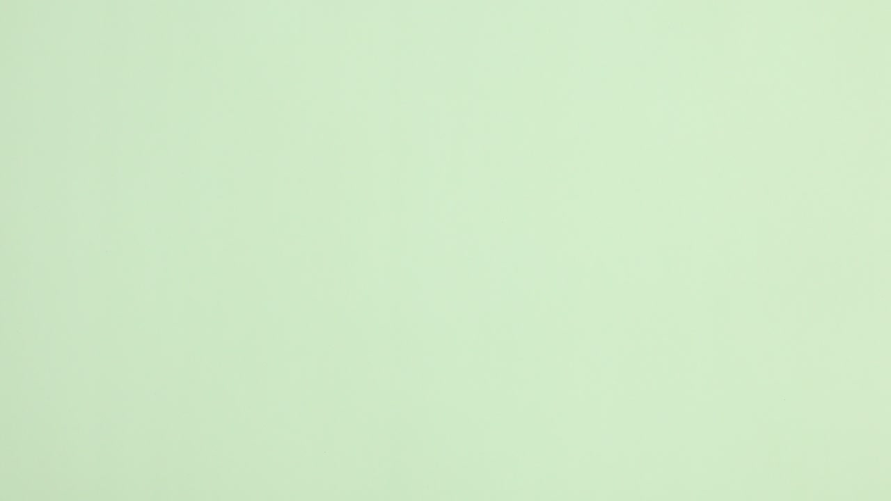 una pila de utensilios de cocina ecológicos y sin residuos aparece sobre un fondo verde claro.