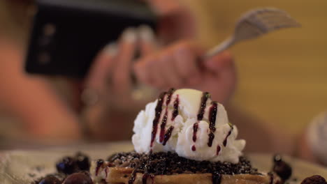 Mujer-Haciendo-Fotos-Móviles-De-Postre-Con-Helado.