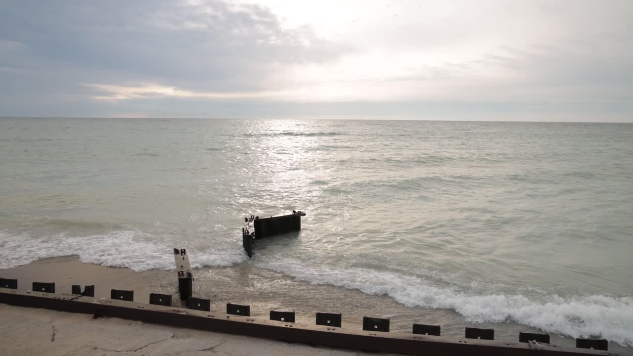왼쪽에서 오른쪽으로 패닝하는 비디오와 함께 미시간주 프랭크포트에 위치한 미시간주 호수의 차단기에 부서지는 파도