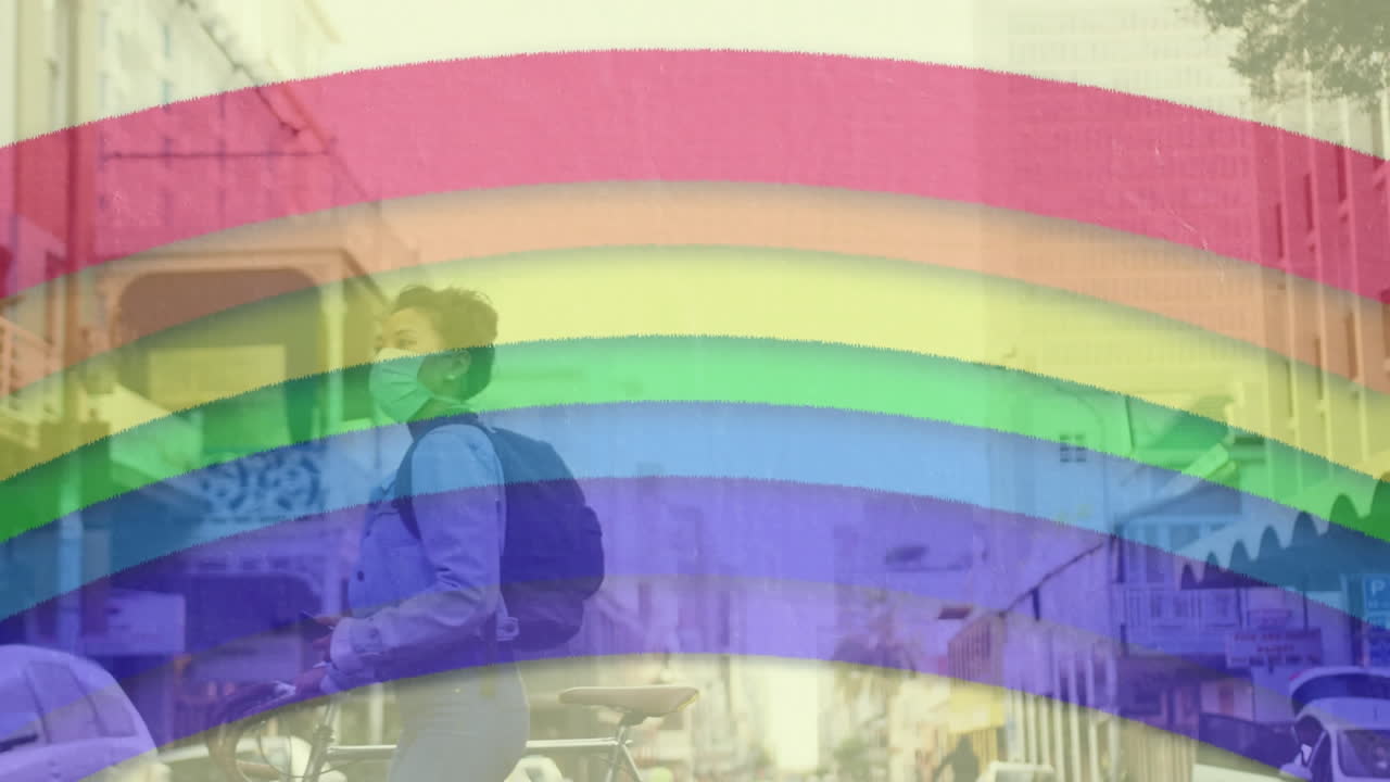 길거리에서 걸어다니는 얼굴 마스크를 쓴 여자를 반대하는 무지개