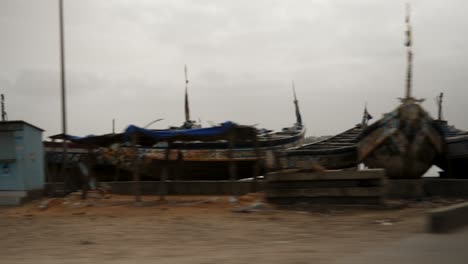 Una-Foto-De-Un-Camión-Que-Muestra-Los-Barcos-De-Pesca-Típicos-Que-Sobresalen-Del-Agua-En-San-Louis,-Senegal