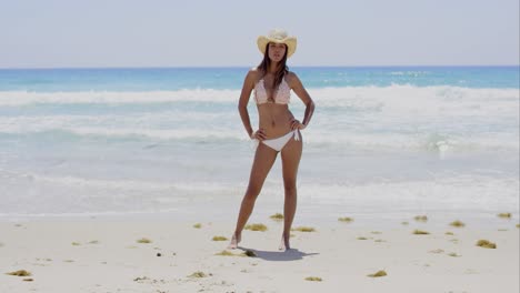 Wunderschöne-Sexy-Junge-Frau-Zu-Fuß-Am-Strand