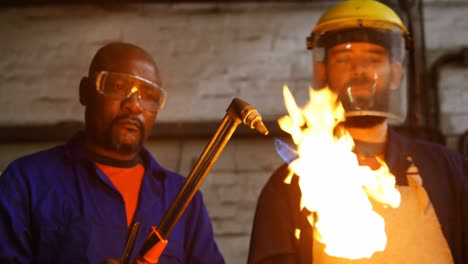 iluminación de metalurgia antorcha de soldadura en el taller 4k