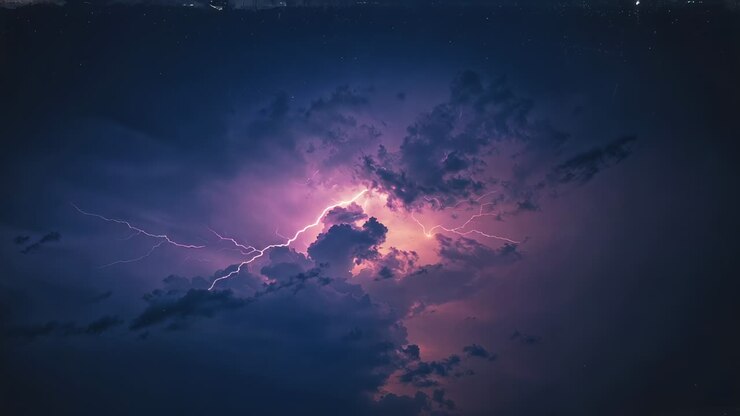 Nube temporalesca centrale lampeggiante che scarica fulmini ramificati durante la tempesta, illuminando il nucleo viola