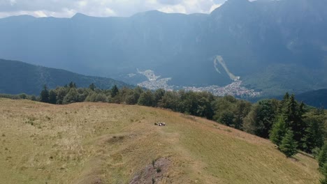 Relajación-En-Una-Colina-Cerca-De-La-Ciudad-De-Azuga-En-Un-Día-Soleado-Visto-Desde-Un-Dron