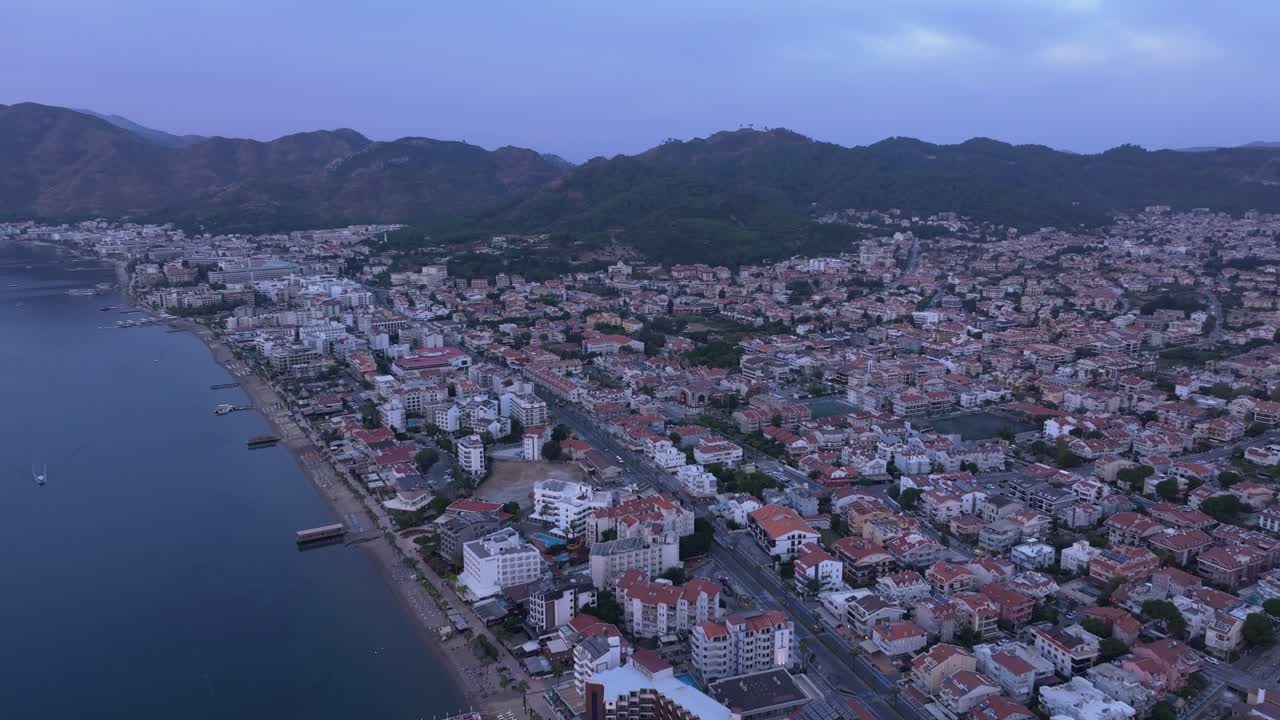 Vista mattutina dei resort di Marmaris con le barche nel porto, Turchia.