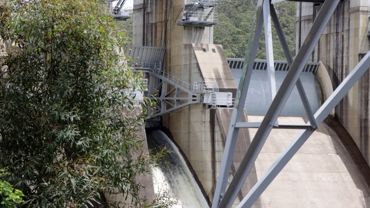 약간의 물이 거대한 댐에서 빠져나갈 수 있도록 하는 작은 측면 밸브의 확대 샷