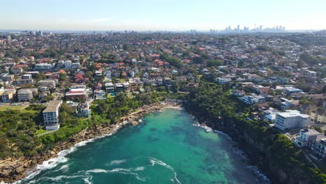 Playa-En-La-Bahía-De-Gordons-Con-Edificios-De-Paisaje-Urbano-De-Coogee-En-Sydney,-Nsw,-Australia