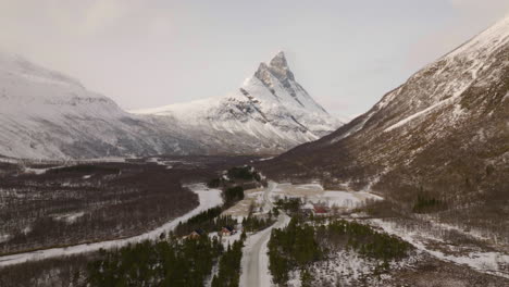 Vista-Aérea-Sobre-El-Espectacular-Paisaje-Salvaje-Del-Valle-De-Sidnaldalen-En-El-Norte-De-Noruega