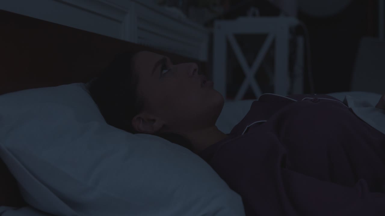 mujer con problemas para dormir