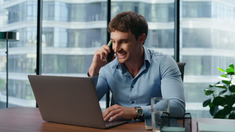 Alegre-Hombre-De-Negocios-Hablando-Regocijándose-éxito-Primer-Plano.-Hombre-Comunicándose-Por-Teléfono