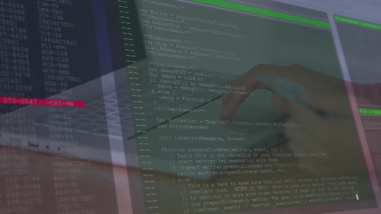 animación de procesamiento de datos en la sección media de una mujer con tarjeta de crédito usando una computadora portátil