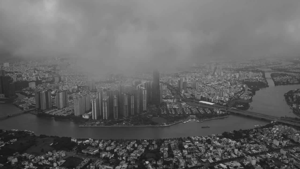 호치민 시의 흑백 하이퍼 ⁇ 스 항공 사진 랜드마크 건물, 사이공 강, 낮 동안의 극적인 하늘과 물 위의 보트 교통