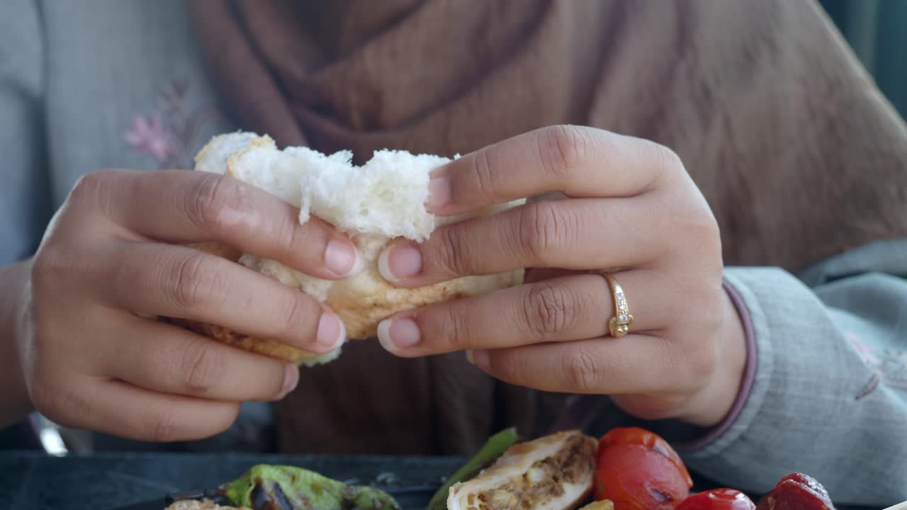 을 들고 있는 여자 의 손