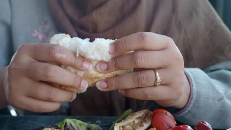 las manos de la mujer sosteniendo un pan