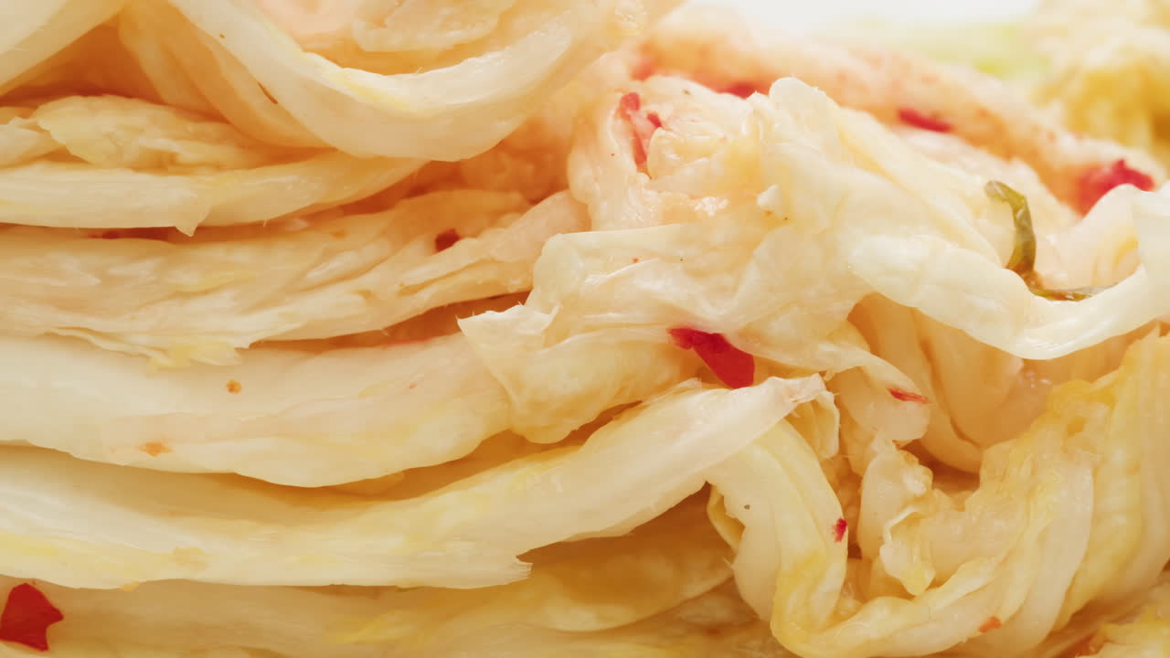 유리 항아리에 채소를 보존하는 캔에서 발효 된 매운 고추 김치의 질의 클로즈업. 향신료와 함께 발효 보존 된 김치 고추 매크로. 아시아 요리. 고품질 4k 영상