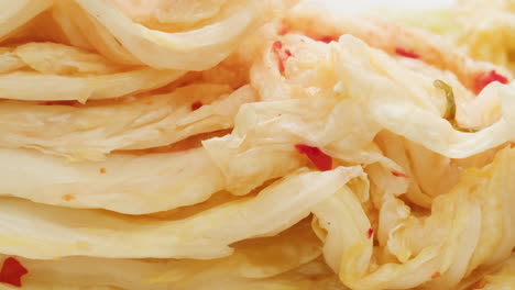 primer plano de la textura fermentado repollo picante kimchi con en lata. preservación de verduras en frascos de vidrio. fermentación conservado repollo kimchi con especias macro. cocina asiática. imágenes de alta calidad 4k