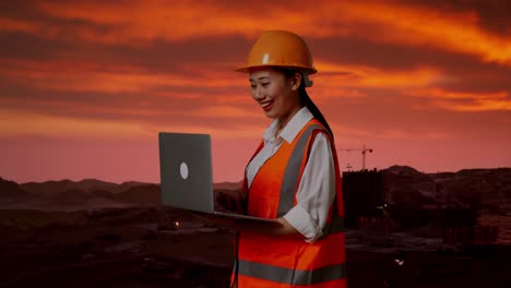 ingeniera que trabaja en un proyecto en un sitio de construcción durante la puesta del sol