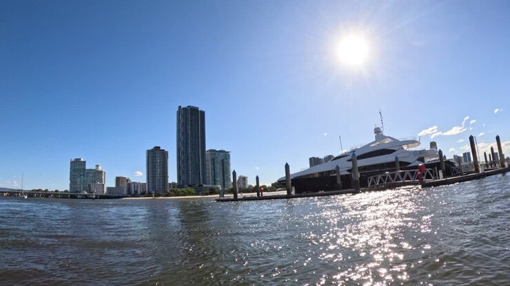 Giornata di sole al porto turistico di Gold Coast