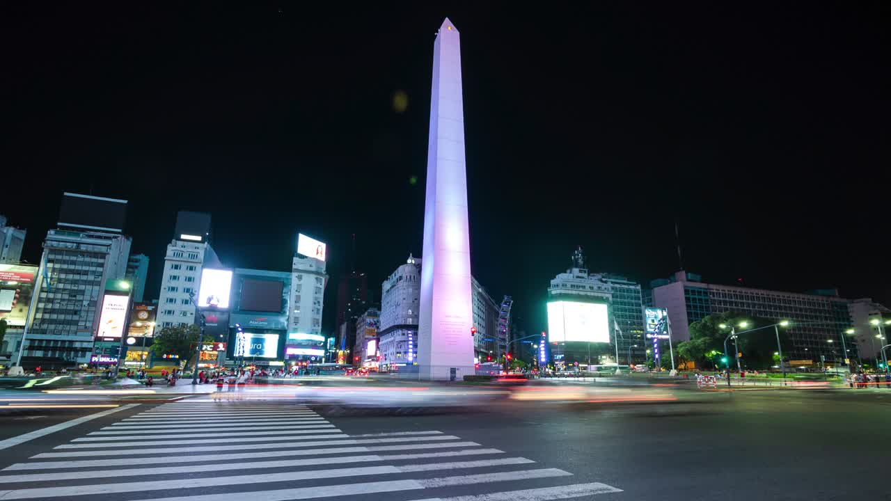 아르헨티나 부에노스아이레스 (buenos aires) 의 상징적인 오벨리스크 (obelisk) 의 타임스 뷰 (timelapse view)