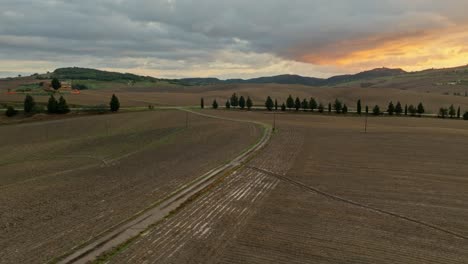 Antena-Al-Atardecer-Sobre-El-Paisaje-Toscano-Cerca-De-Pienza,-Provincia-De-Siena,-Italia