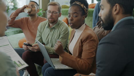 equipo de negocios diverso en la reunión