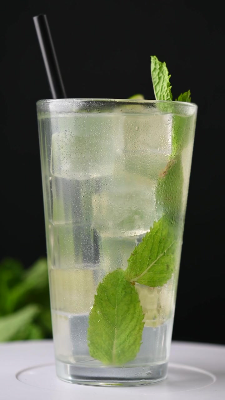 Klassinen Mojito-cocktail limellä ja mintulla