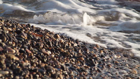 Meeresstrand-Von-Kieselsteinen,-Die-Von-Schaumwellen-In-Zeitlupe,-Statisch,-Tag-Umspült-Werden