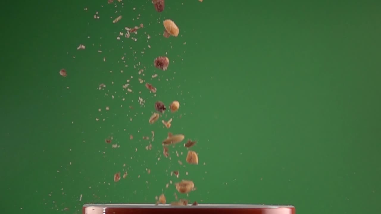 접시에 떨어지는 다양한 짠 땅콩