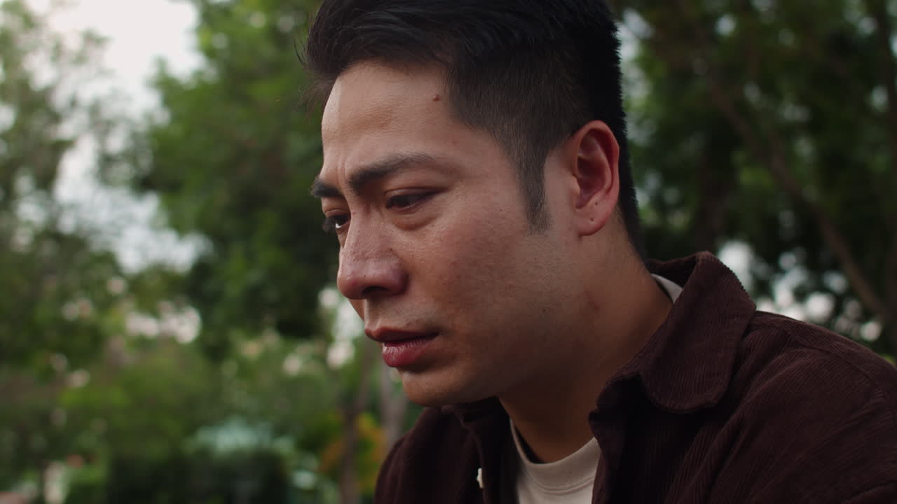 공원에서 앉아 있는 외로운 남자