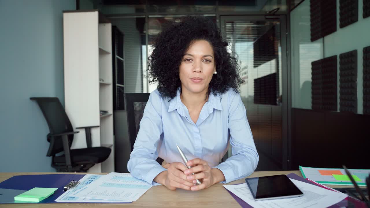 visión por webcam de una mujer de negocios afroamericana hablando con empleados de forma remota.