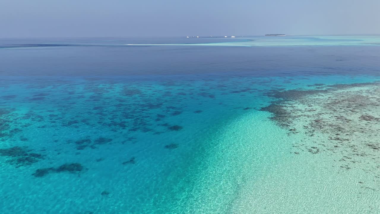 Luftfoto fra drone af Maldivisk sandbanke og koralrevslagune