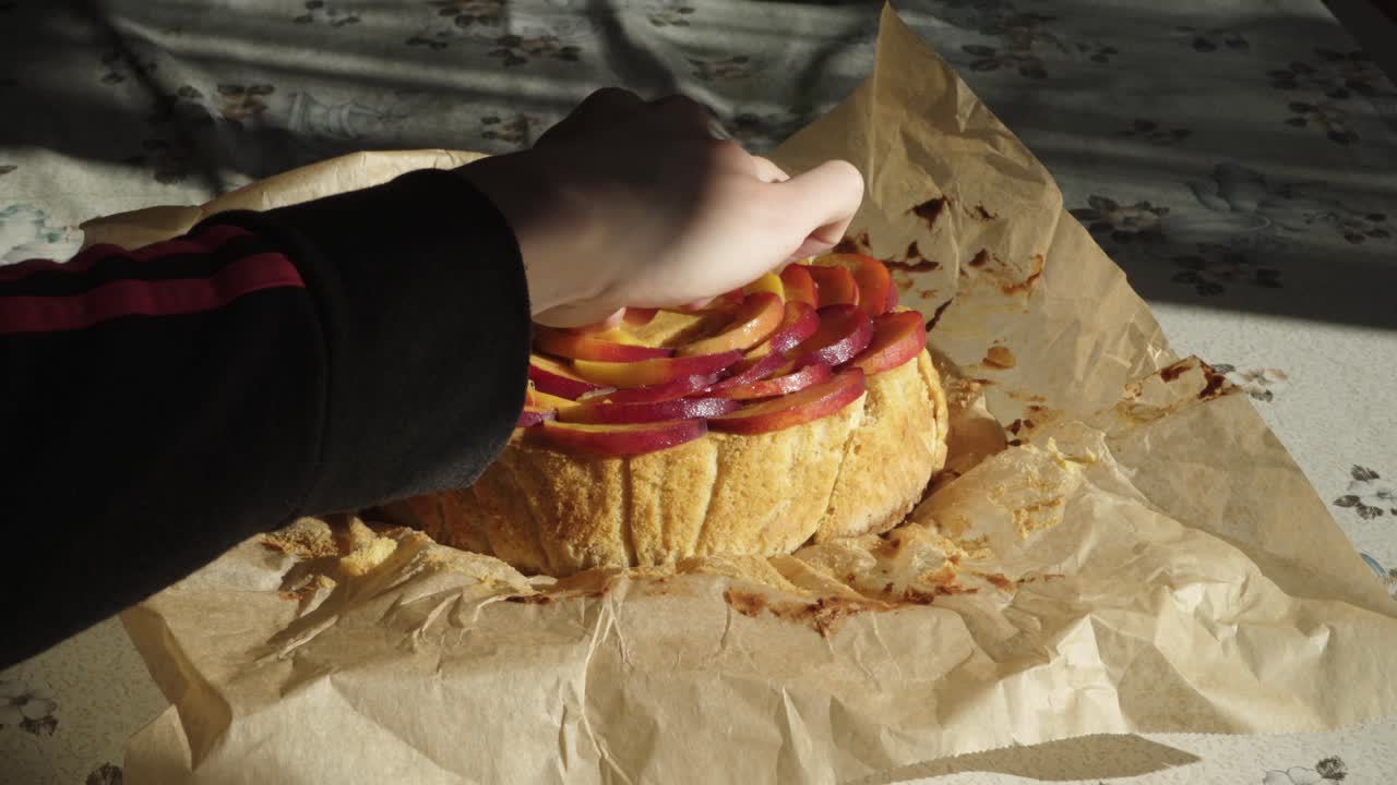 아름다운 수제 치즈 케이크를 장식하는 소녀의 손