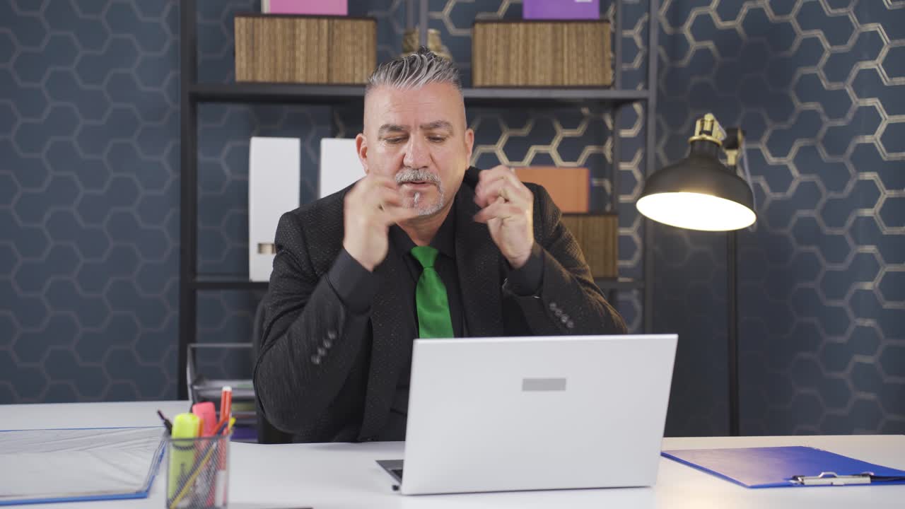 동기부여받은 사업가가 카메라에 말을 걸고, 영감을 줍니다.