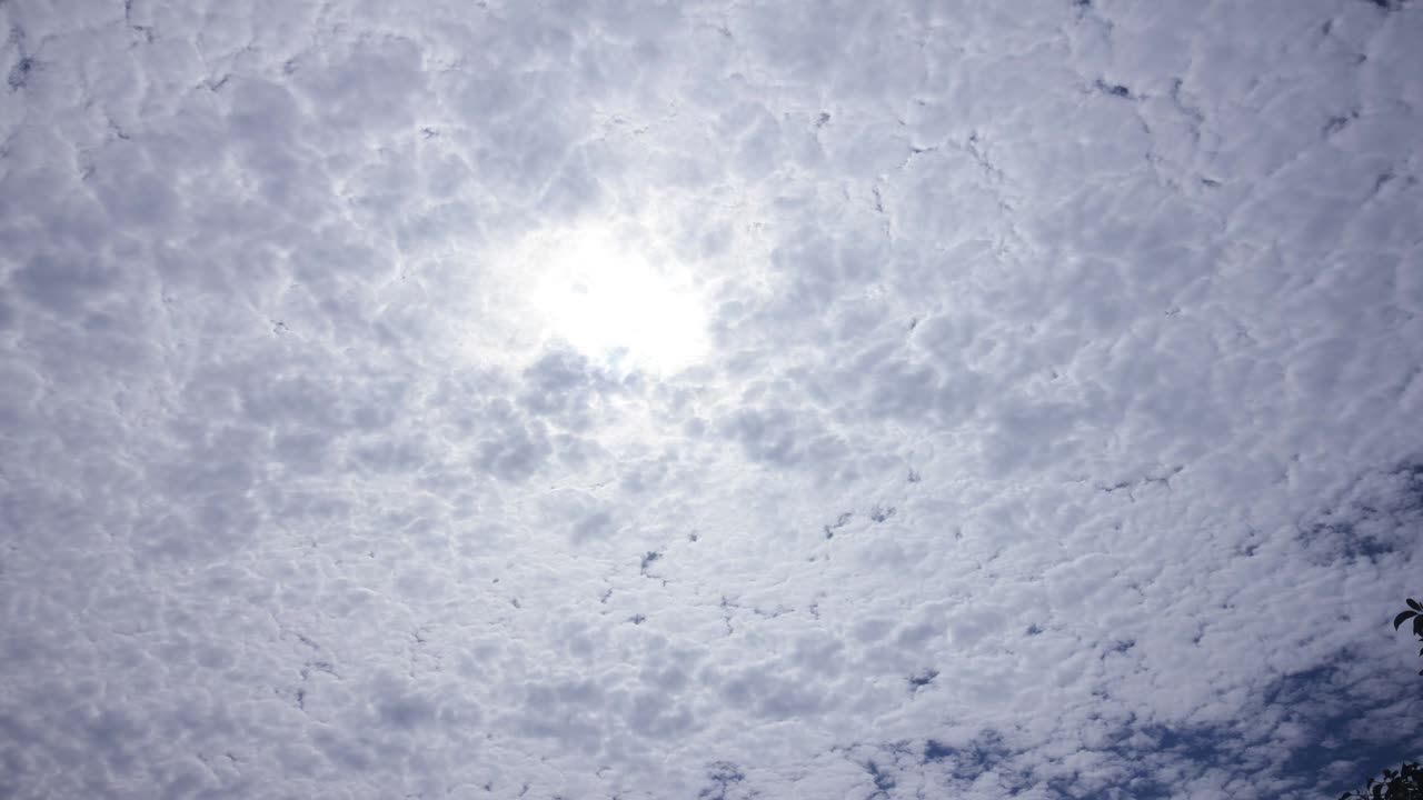 구름 위로 움직이는 태양