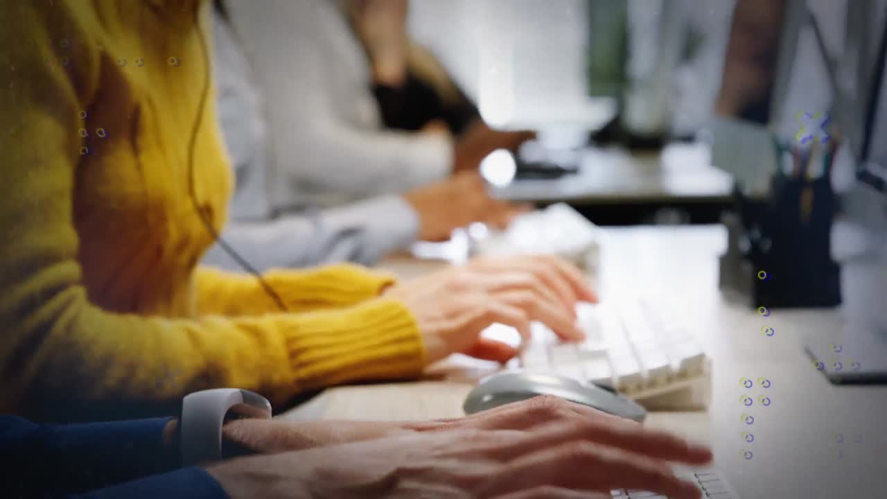 ヘッドセットを着用したオフィススタッフのデータ処理のアニメーション