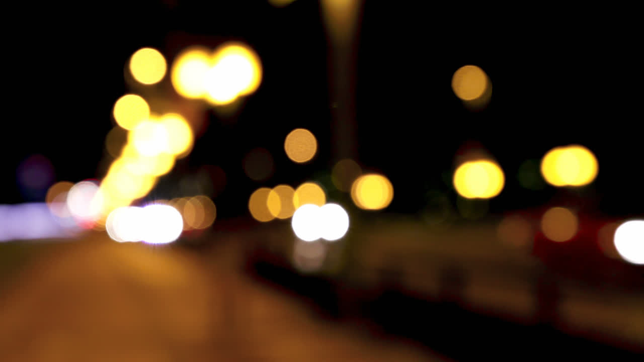 bokeh colorido de las luces de los coches en la calle por la noche 4k