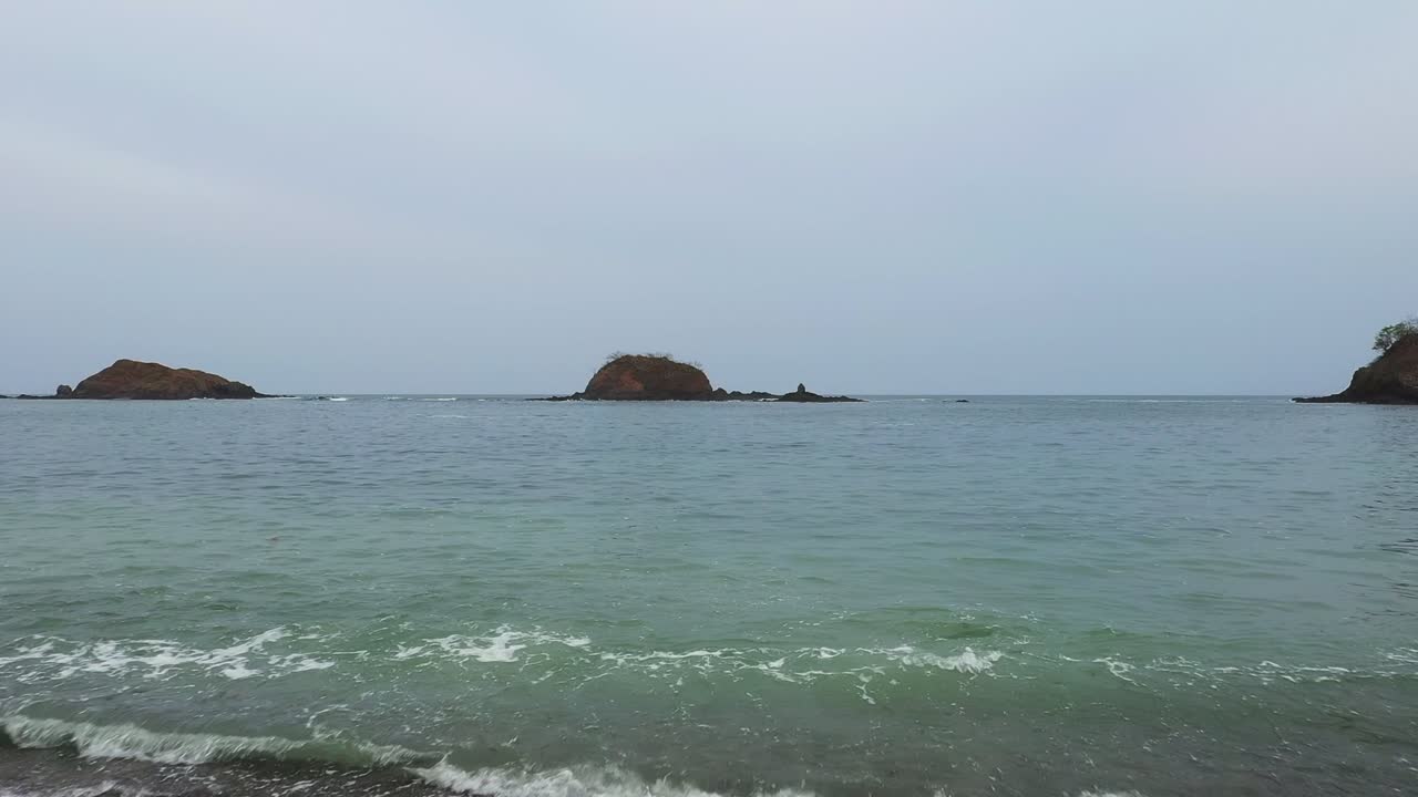 파나마의 해안선 바다의 낮은 공중 드론  ⁇