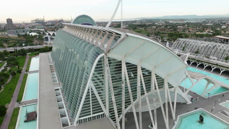 arquitectura moderna en la ciudad de las artes y las ciencias de valencia, españa - toma aérea