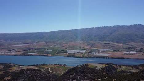 vista de avión no tripulado del lago dunstan y las montañas en un día soleado en otago, nueva zelanda