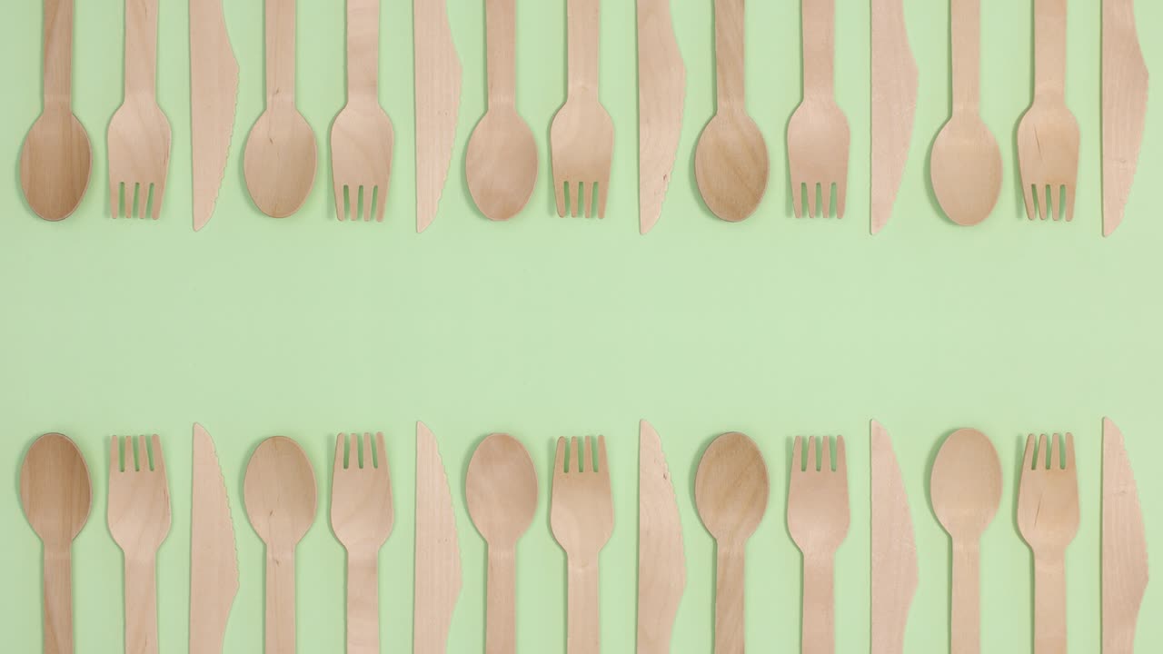 친환경 제로 폐기물 먹이 도구는 초록색 테마의 두 면에 대나무 나무로 만들어집니다.