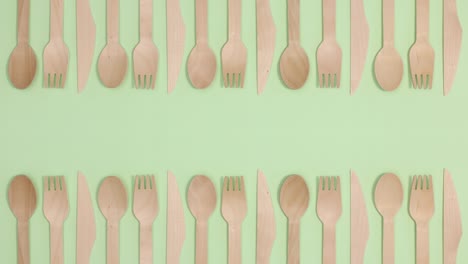 utensilios de comida ecológicos y sin residuos hechos de madera de bambú en dos lados de tema verde.