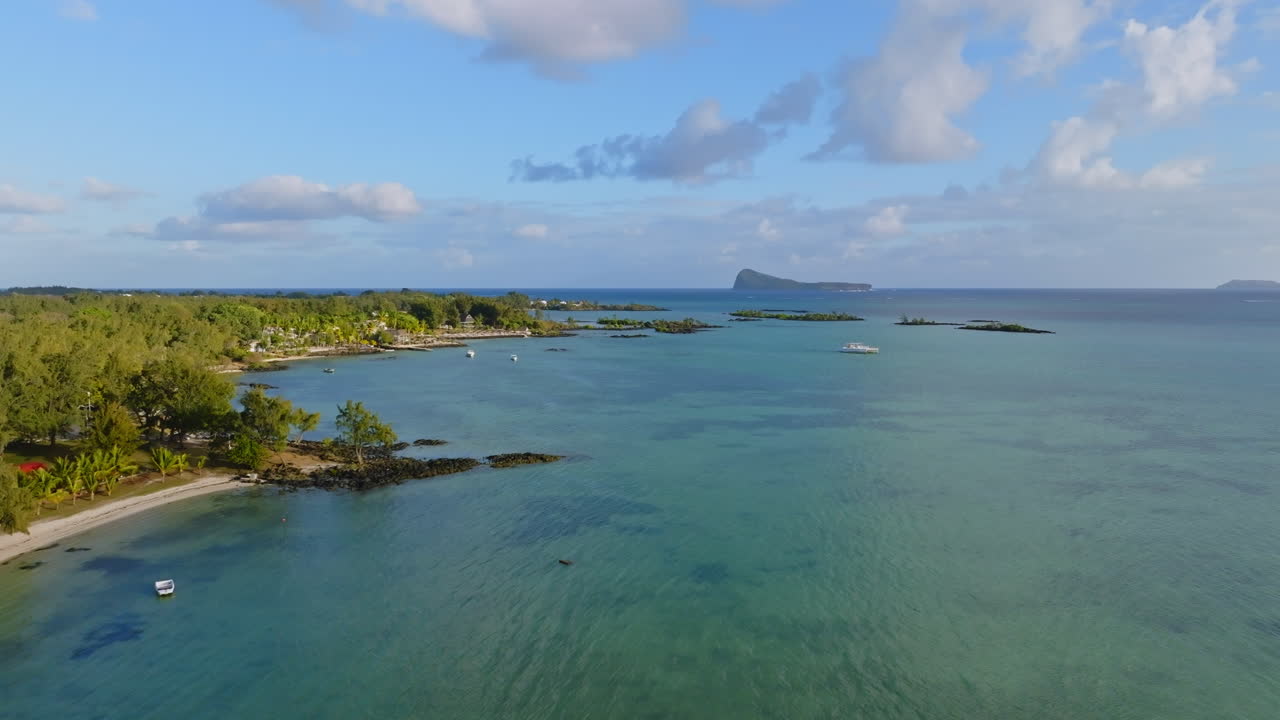 Vista de dron de playa tropical en la Isla Mauricio, Océano Índico.